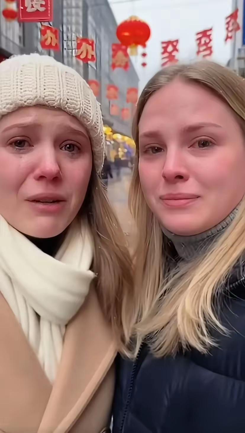 两位乌克兰美女在大街上对着镜头用中文哭着说，因为战争，我们来到中国，家人都在不了
