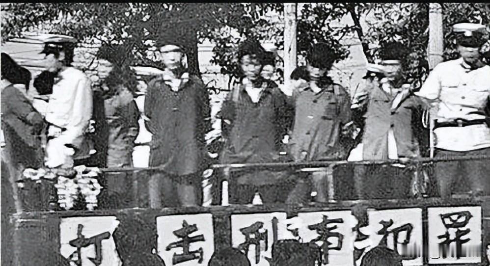 1983 年，一名解放军战士在唐山军营门口被黑社会猖狂地杀害，事件震动了党中央，