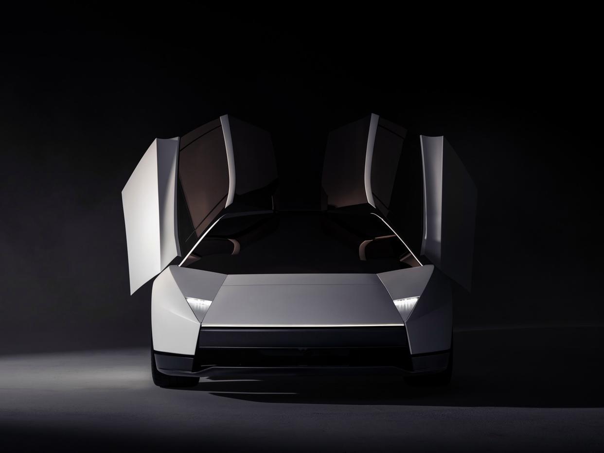 特斯拉真的飞了！Roadster 2倒挂坡道+空中翻滚，官方：这不是AI特斯拉R