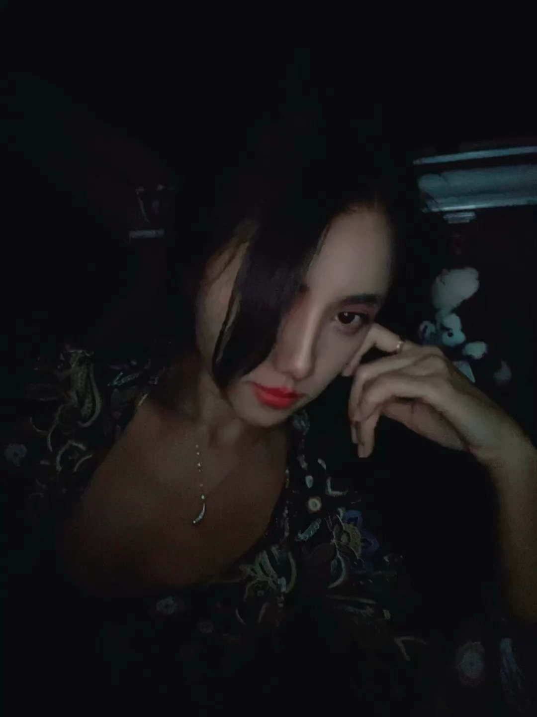 以前流行骨感，现在流行鬼感  ​​​