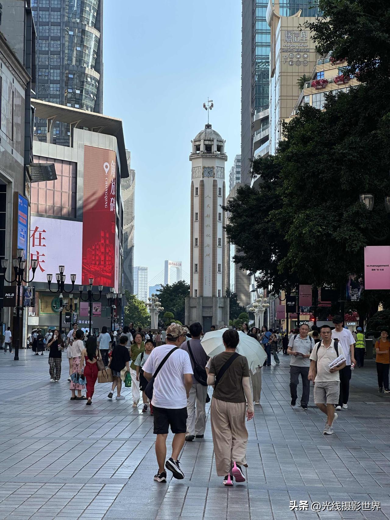 7月6日，星期一，今天可以确定重庆真的迎来了暑假旅游旺季！今天下午，重庆37度3