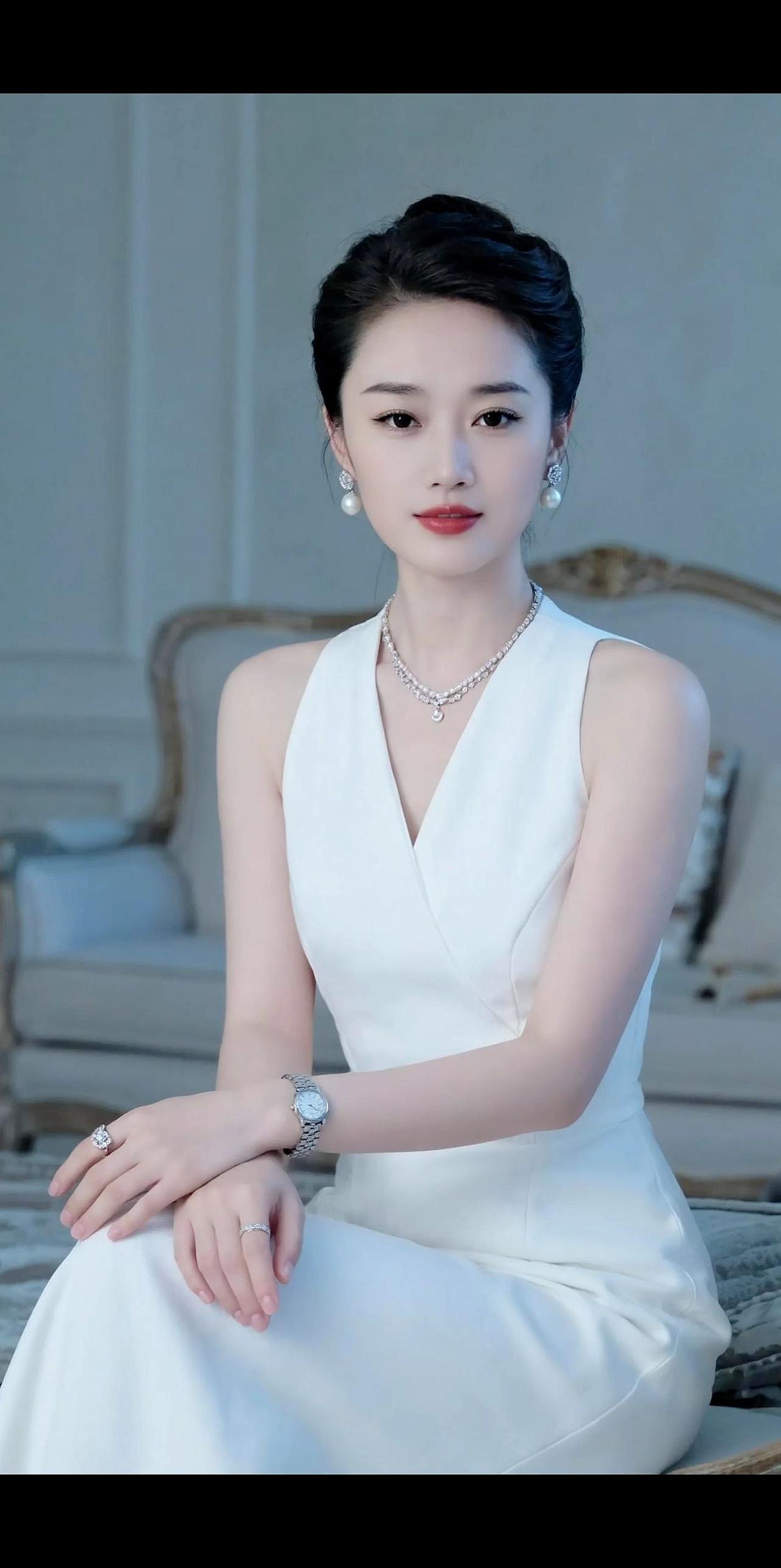 他没有奔赴我的勇气，也没有坚定选择我的决心，他更没有把我放进未来的诚意里，我以为