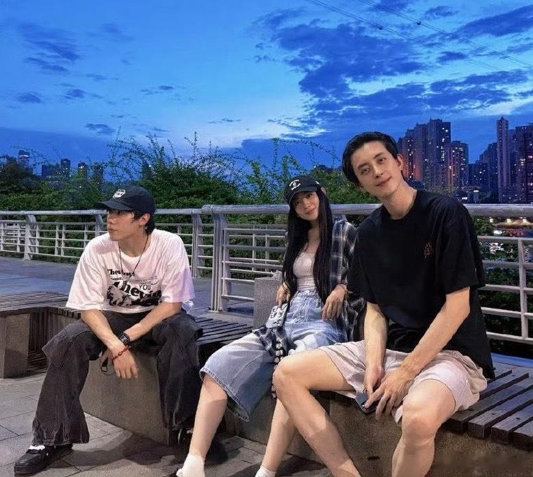 这张图我打开了几次，都没看出来这是代露娃和周琦……他们居然真的专门来重庆找敖子耍