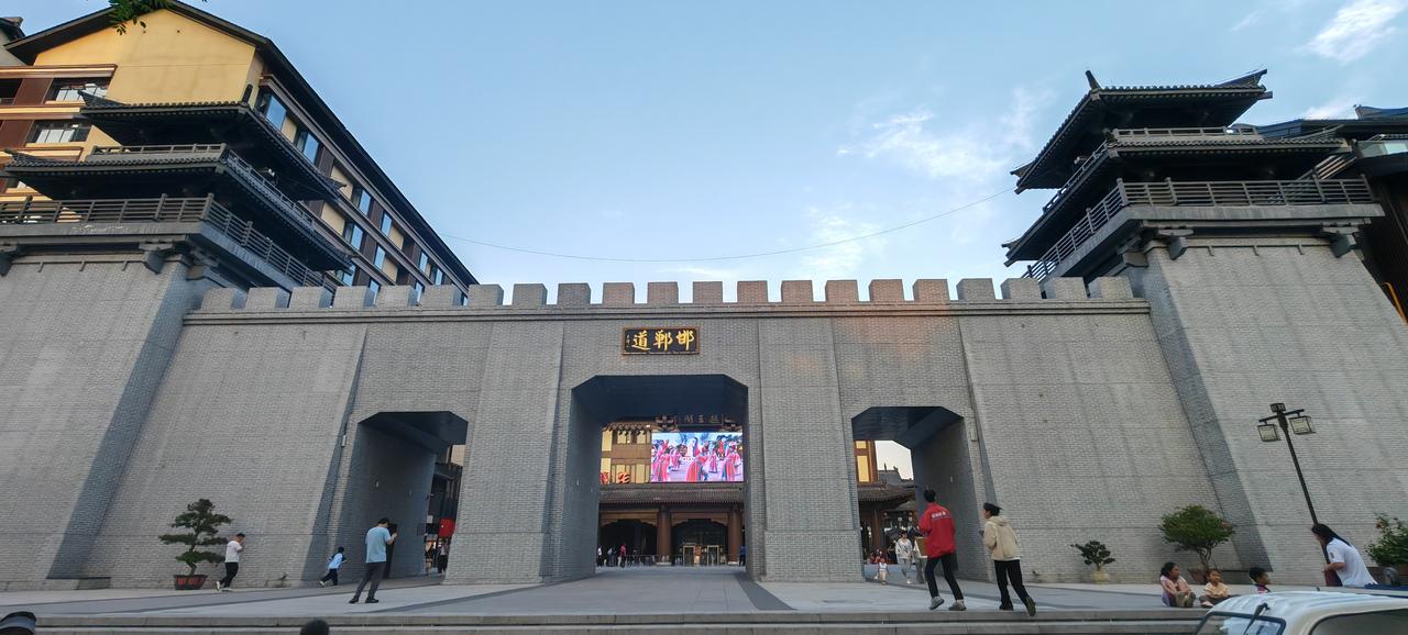 8日，游览邯郸道商业街，奢华古朴且高大上，游览感觉超好，尤其商铺几乎家家开业，尽