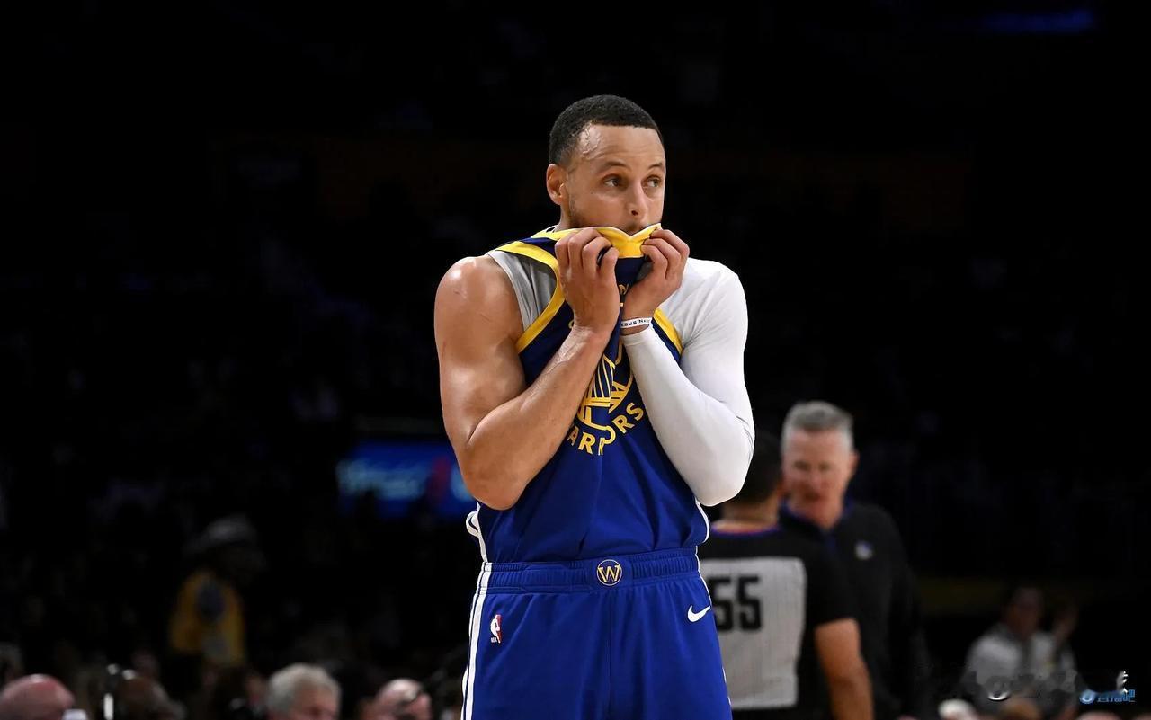 这就是超巨！库里三节准三双carry全场！
三分罕见失准10中2，一个球队中锋你