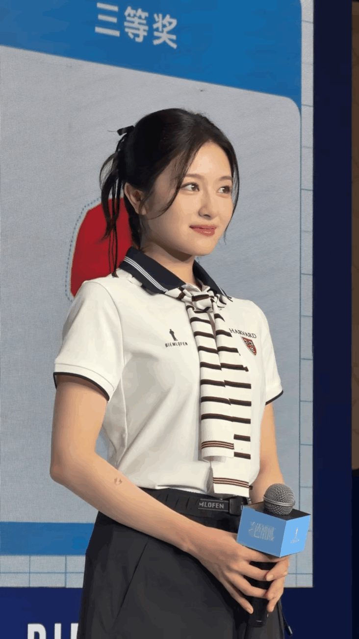 女明星李兰迪穿着简单Polo衫，

这个状态确实很像邻家的女孩！

在娱乐圈一众