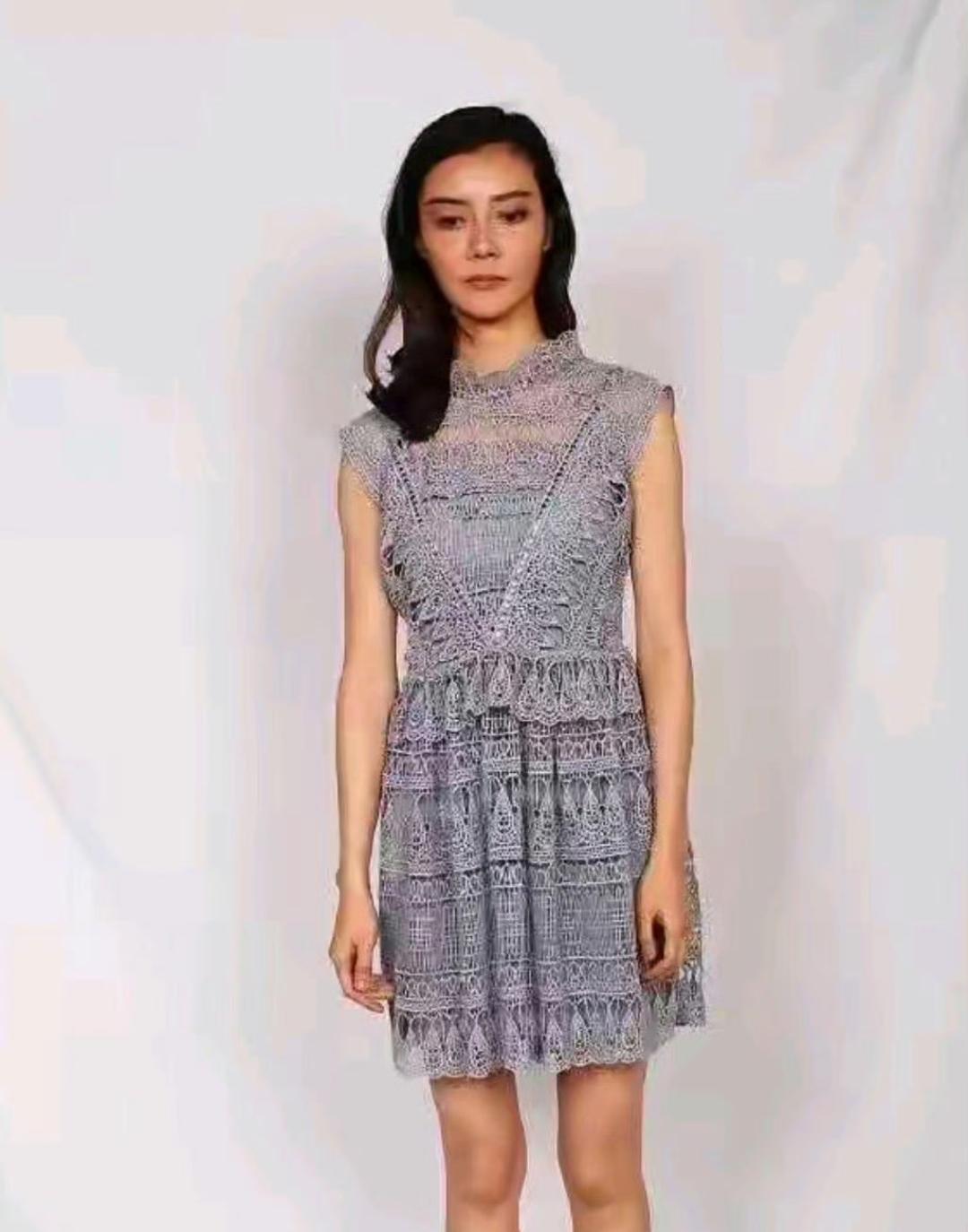说实话她去掉美颜和滤镜真的很一般，但是话说回来配那个挖煤的还是绰绰有余的！
只是