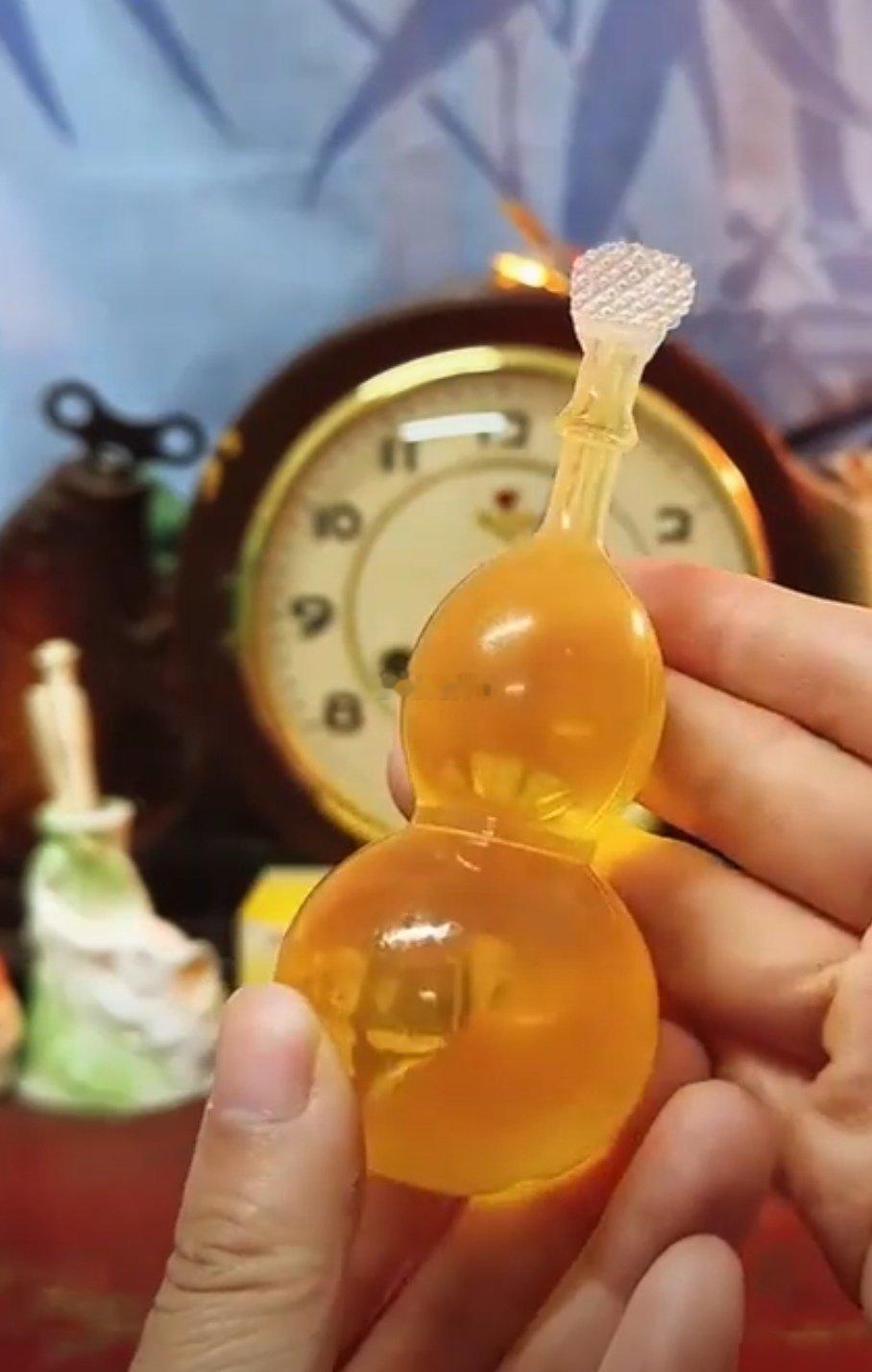 我记得我们小时候学校小卖部有卖一种类似于图1 这种软塑料包装的“橘子汁”饮料，印
