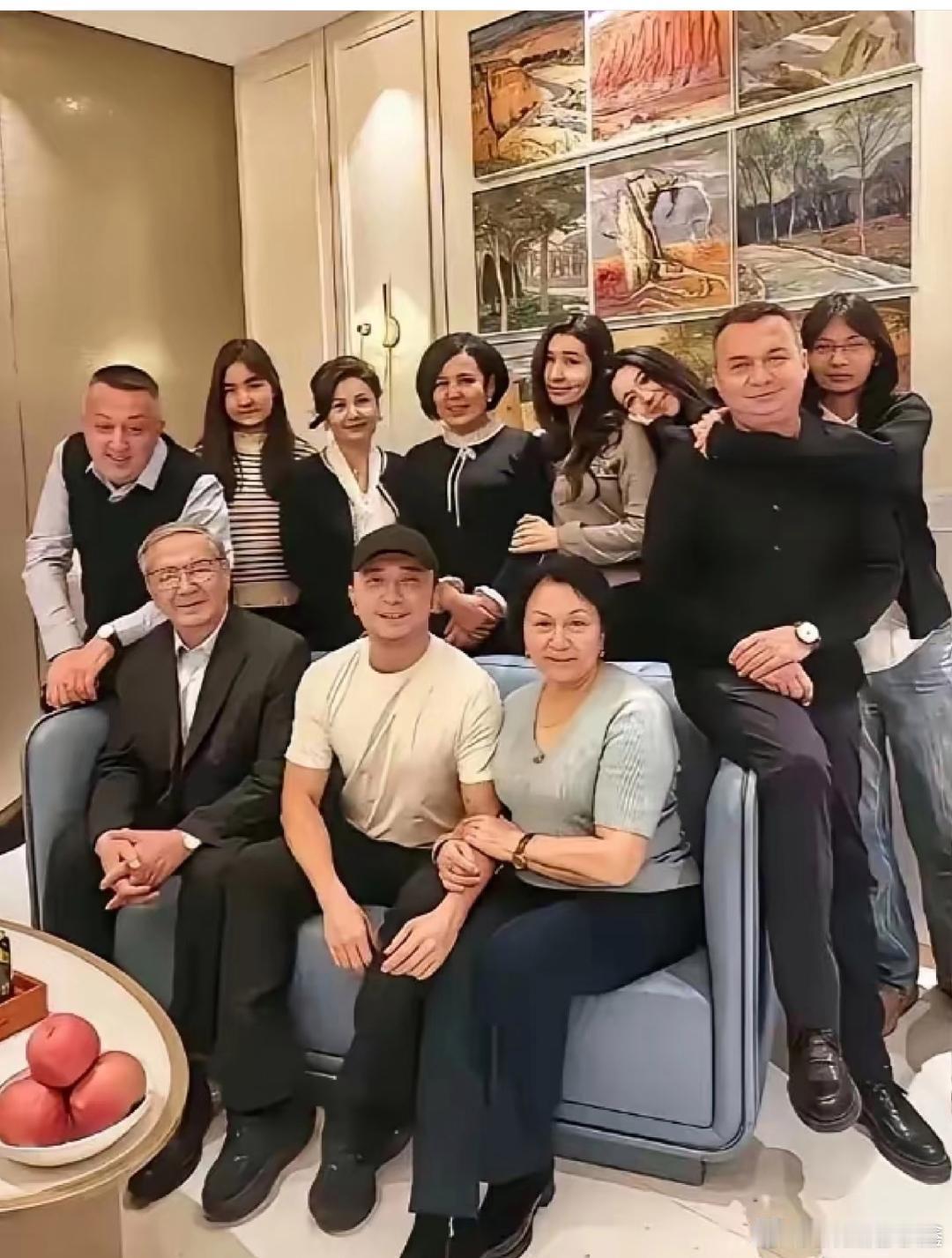 这个世界上最搞不懂得就是尼格买提的父母了。明明各自都离婚带娃，居然二婚又生了个儿