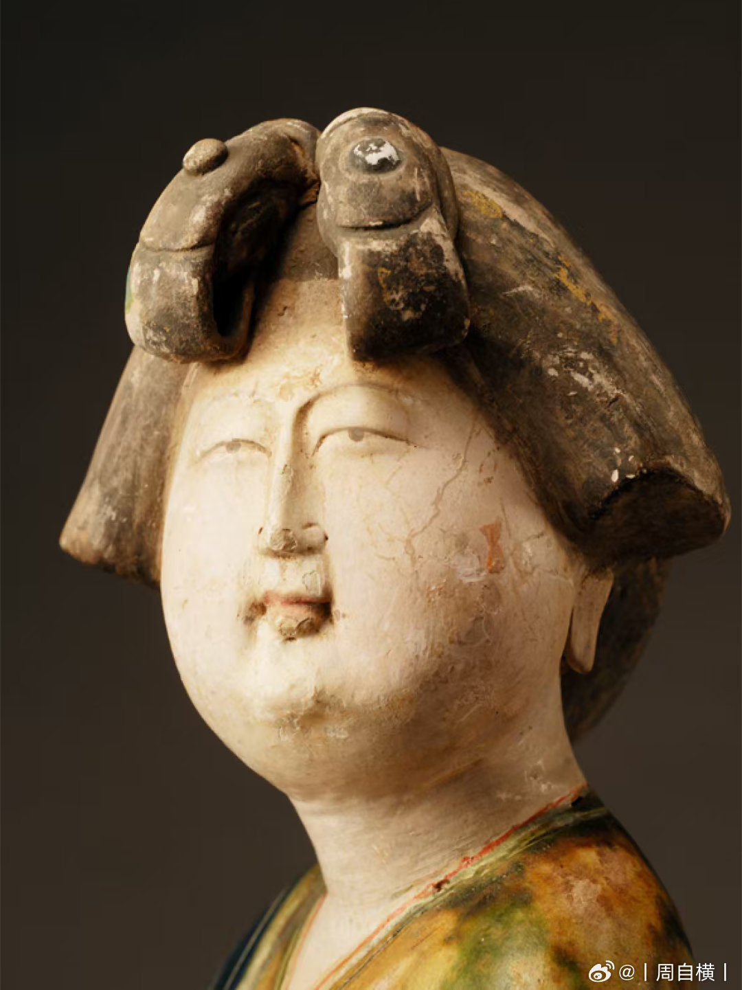 珍品唐三彩女立俑唐三彩女立俑是唐代厚葬习俗的产物，以其丰腴的造型、绚丽的釉彩与生