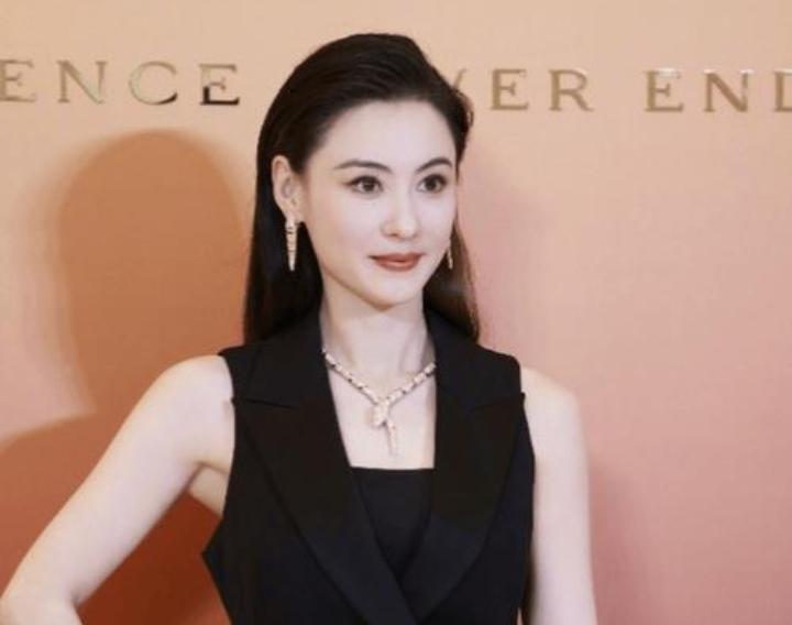 先看实力。19岁出演《喜剧之王》，柳飘飘那种清纯中带着风尘的破碎感，至今无人能复