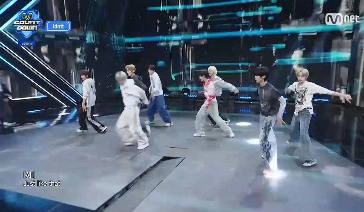 MCD直播舞台跳到一半地板突然塌了 