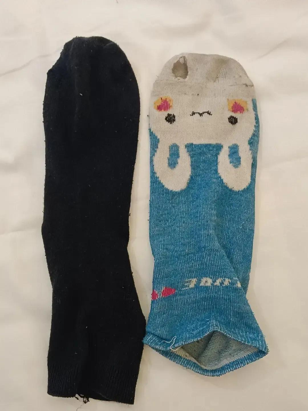 小姨今天拎包冲出门，我瞄到那双破五指袜头都笑掉。
昨晚才说扔，今早她倒塞进行李说