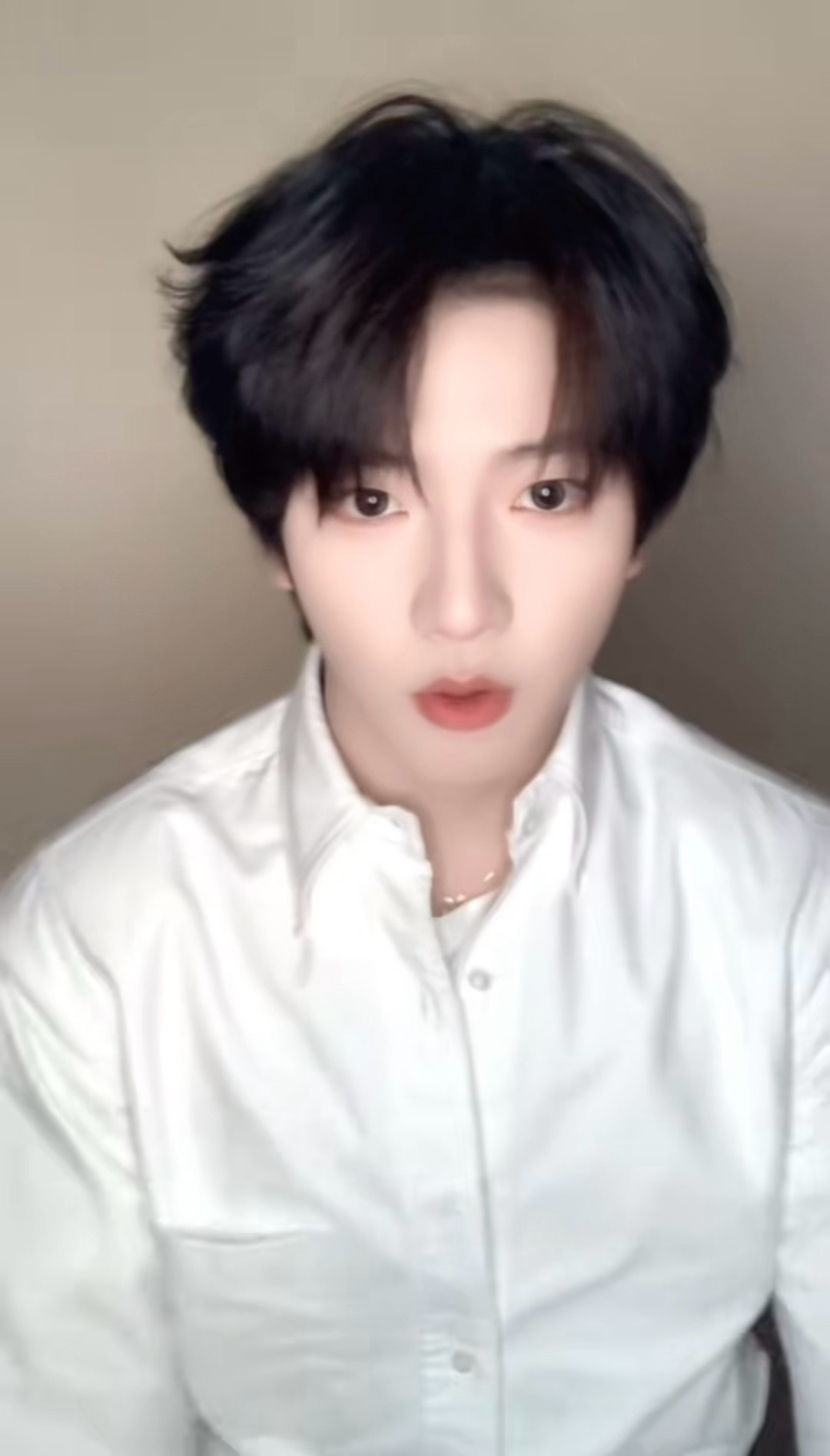 穆祉丞高会穆祉丞高会更新手势舞自己跳着跳着笑场了哈哈哈哈好萌。。 