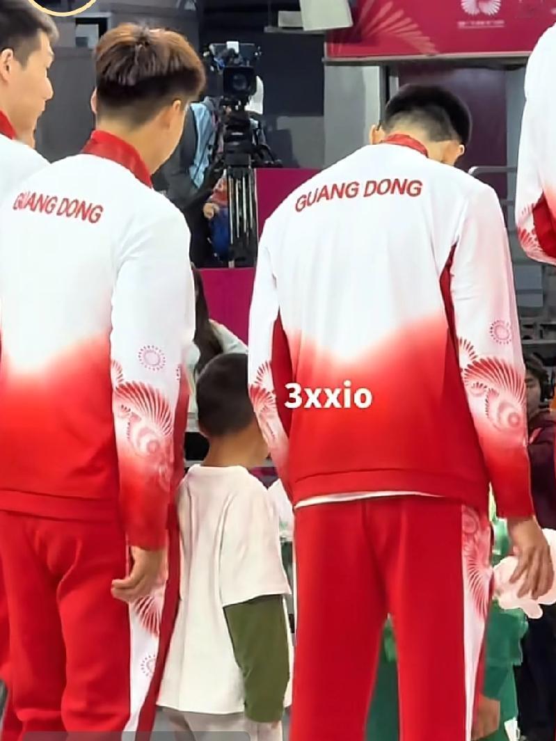 赵睿弟弟也登上冠军领奖台，不只是周琦儿子涂涂，不严肃反而更有情怀

周琦提溜着小