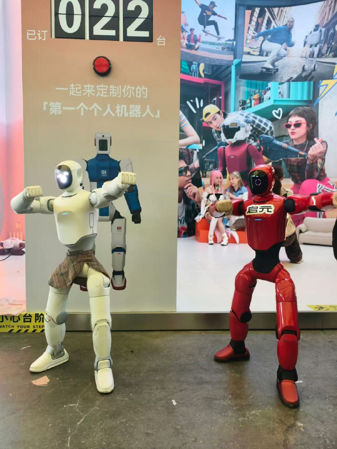 CJ潮玩机器人还会饭撒CJ潮玩机器人对镜头比心本届CJ最出圈的画面之一：潮玩机器