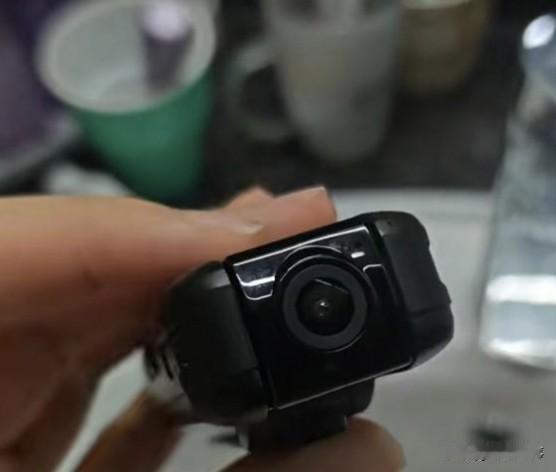 搞不明白了，喜欢人家就去表白了，可男子吴某非要偷钥匙入侵合租女生房间安装摄像头偷