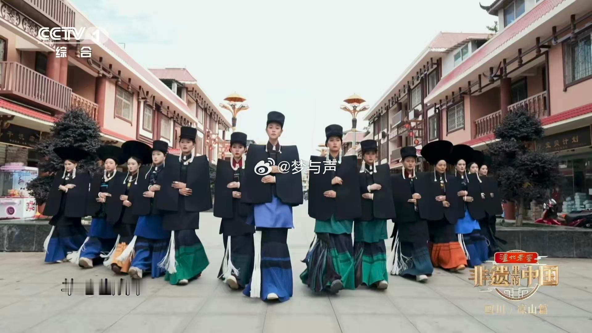 彝海结盟地绽放非遗之光！漆器凝练山川精魄，火把照见民族魂魄，服饰承载历史脉络。凉