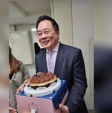 我会原样保留你给的内容作为第一段，用纯唠嗑的重度口语化风格续写，把膝盖剧痛的缘由