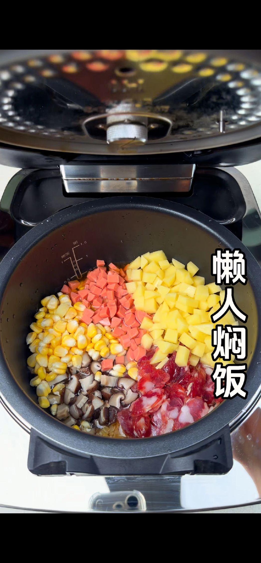 1️⃣准备食材：广东香肠、香菇、玉米、火腿肠、土豆切小块，大米洗净
2️⃣调味焯