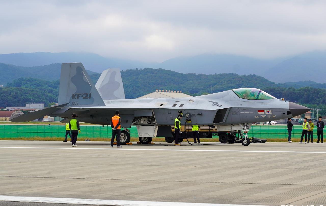 战机欣赏：ADEX 2025首尔航展上展出的KF-21战斗机。该机采用了两台中等