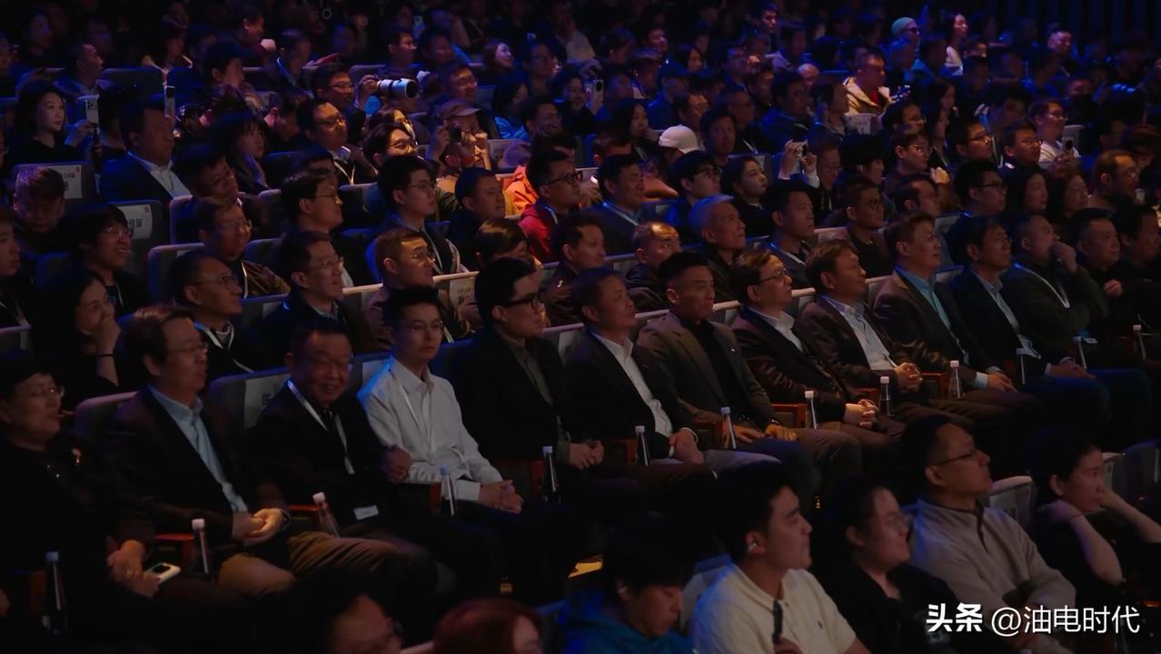 小米新一代SU7发布会
这一排大家认识几位？
我只认识小鹏汽车的何小鹏、阿维塔科