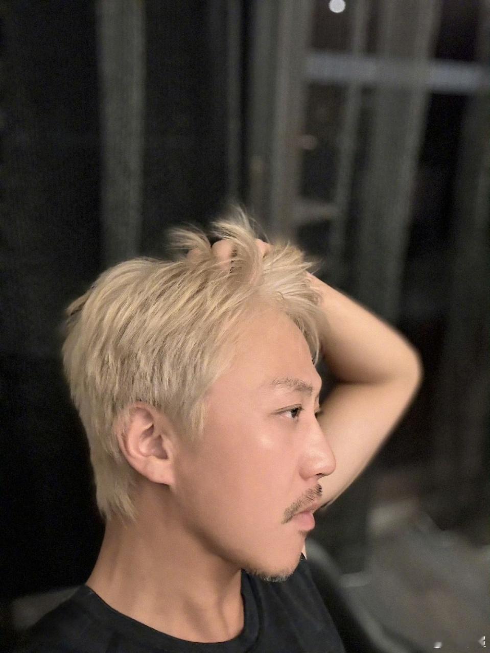 娱乐[超话]邓超说两张照片之间请赋诗一首邓超黄毛侧脸自拍 ​超哥的黄毛侧脸自拍有