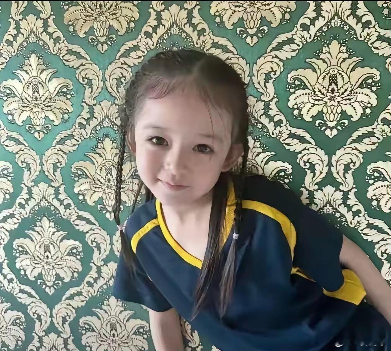 樊少皇8岁女儿兜兜最近又火了。 不是因为她爸的功夫，而是这孩子自己长成了焦点——