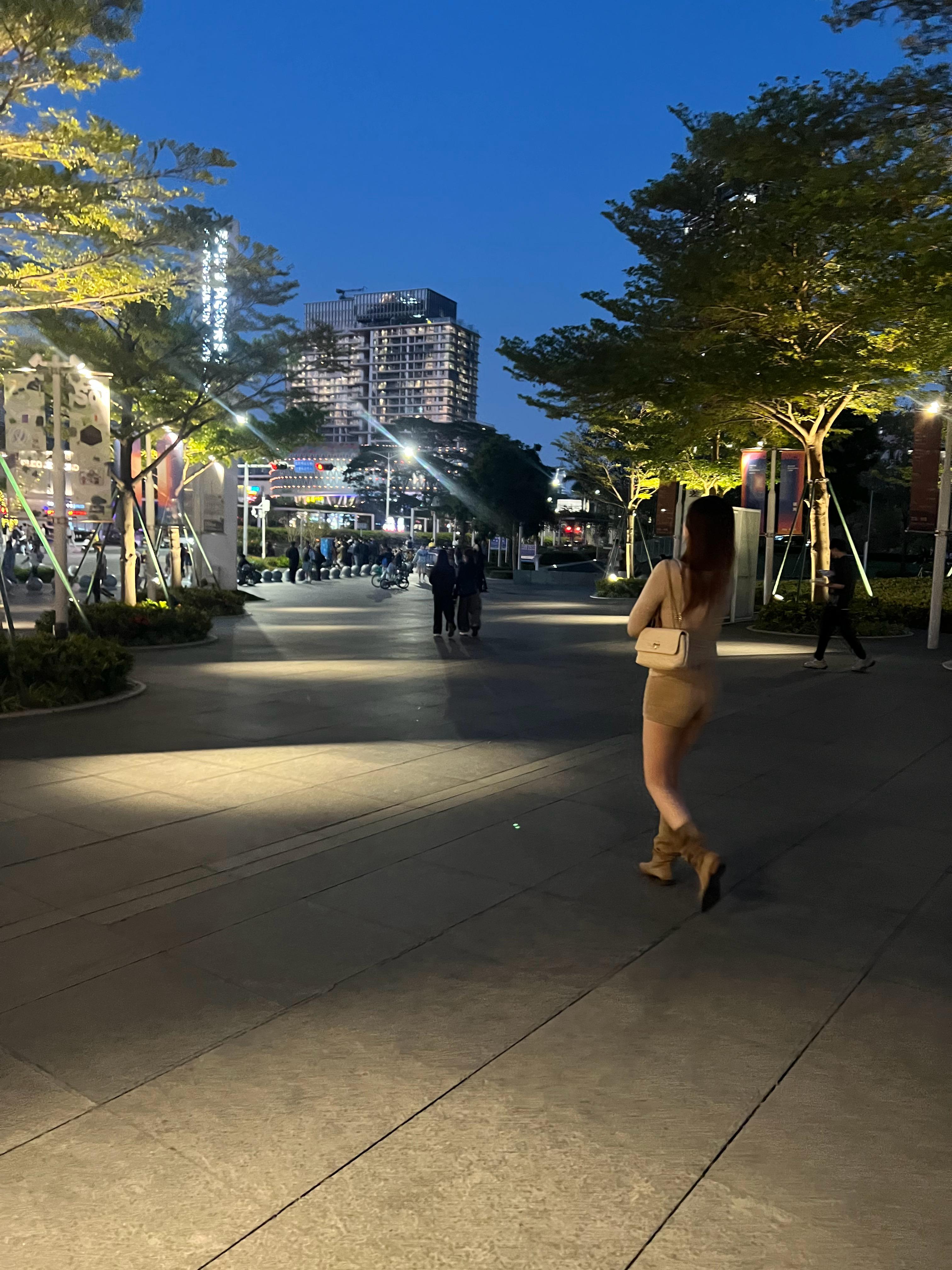 身边越活越有力量的人，都是持续做事、不停向前的人，而不是停滞内耗的人。 