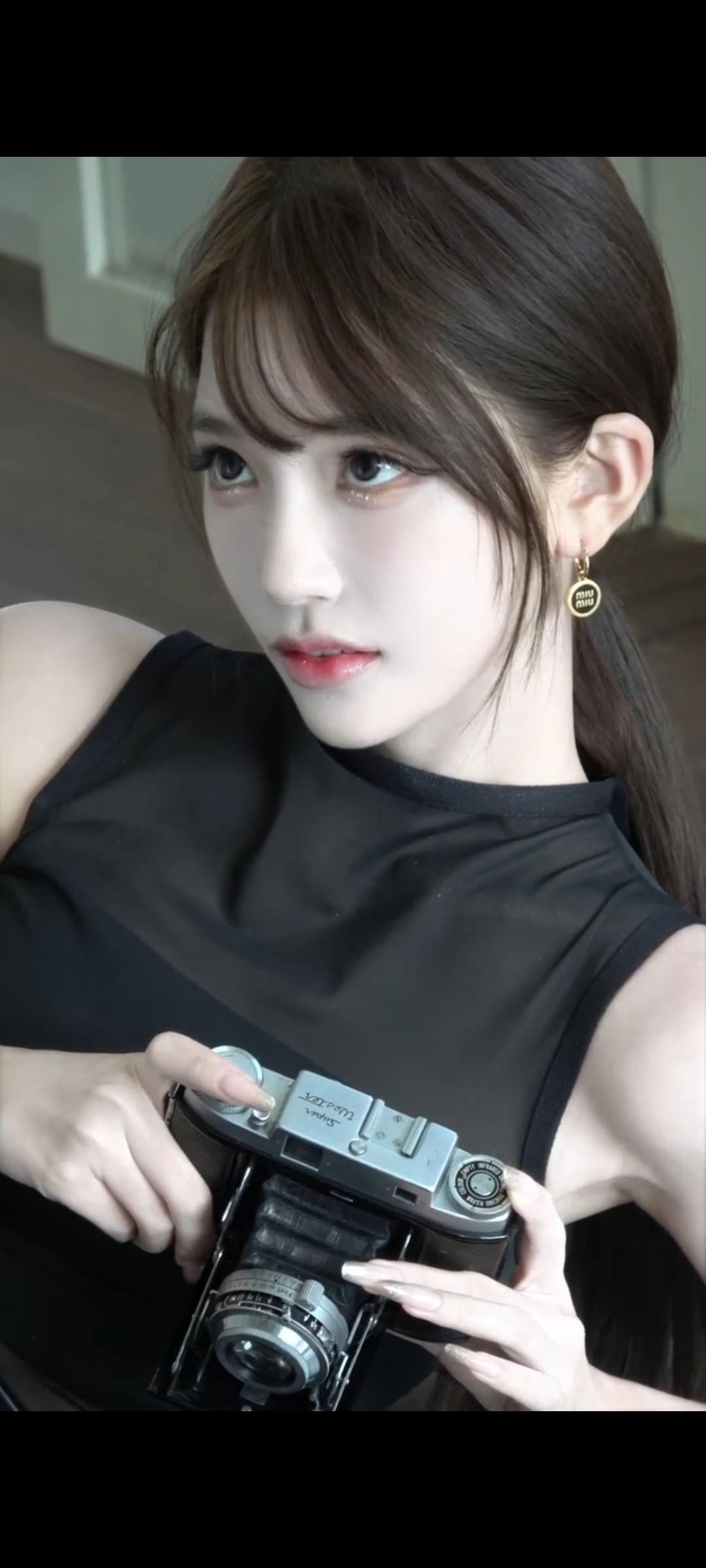 枫可怜？这次黑色连衣裙，有人气感。