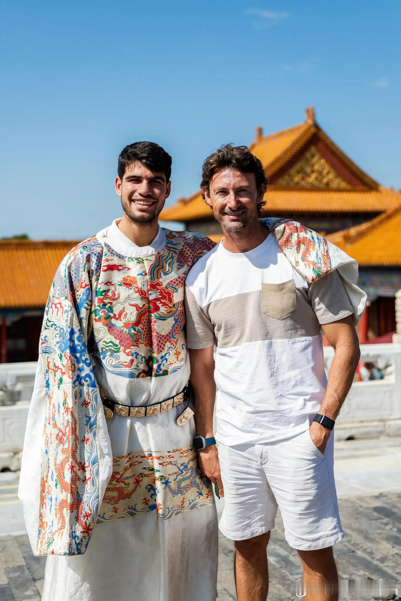 虽然出发点是好的，宣传中国文化，做文化推广。不过让老外在故宫穿上汉服，有一种画虎