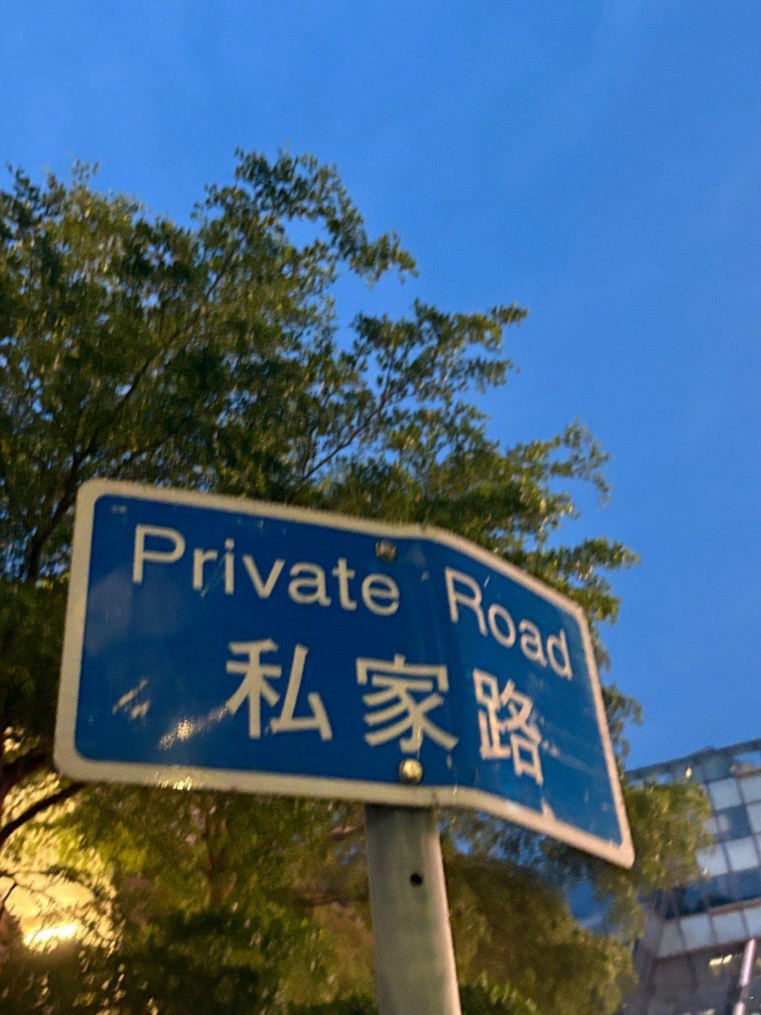 一个人在沙漠里，口很渴，但是旁边有一台救助车，里面全部是矿泉水，但是就是不给他喝