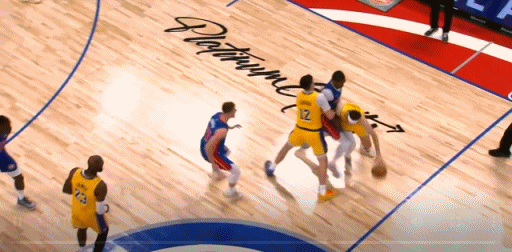 亏麻了！里夫斯犯规没捞着还赔个回场违例！
在今天NBA常规赛湖人对阵活塞的第三节