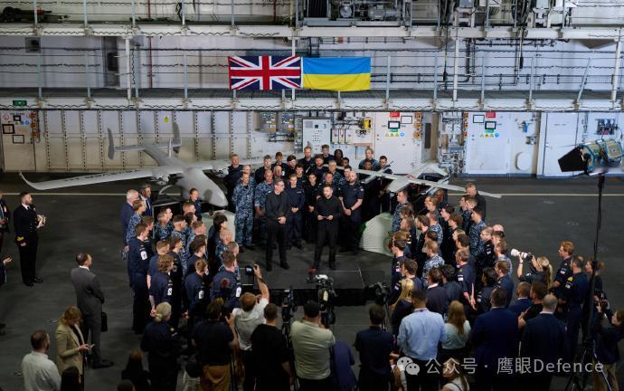 乌克兰总统泽连斯基正在访问英国，会晤刚刚就任的英国首相安迪·伯纳姆。在朴茨茅斯海