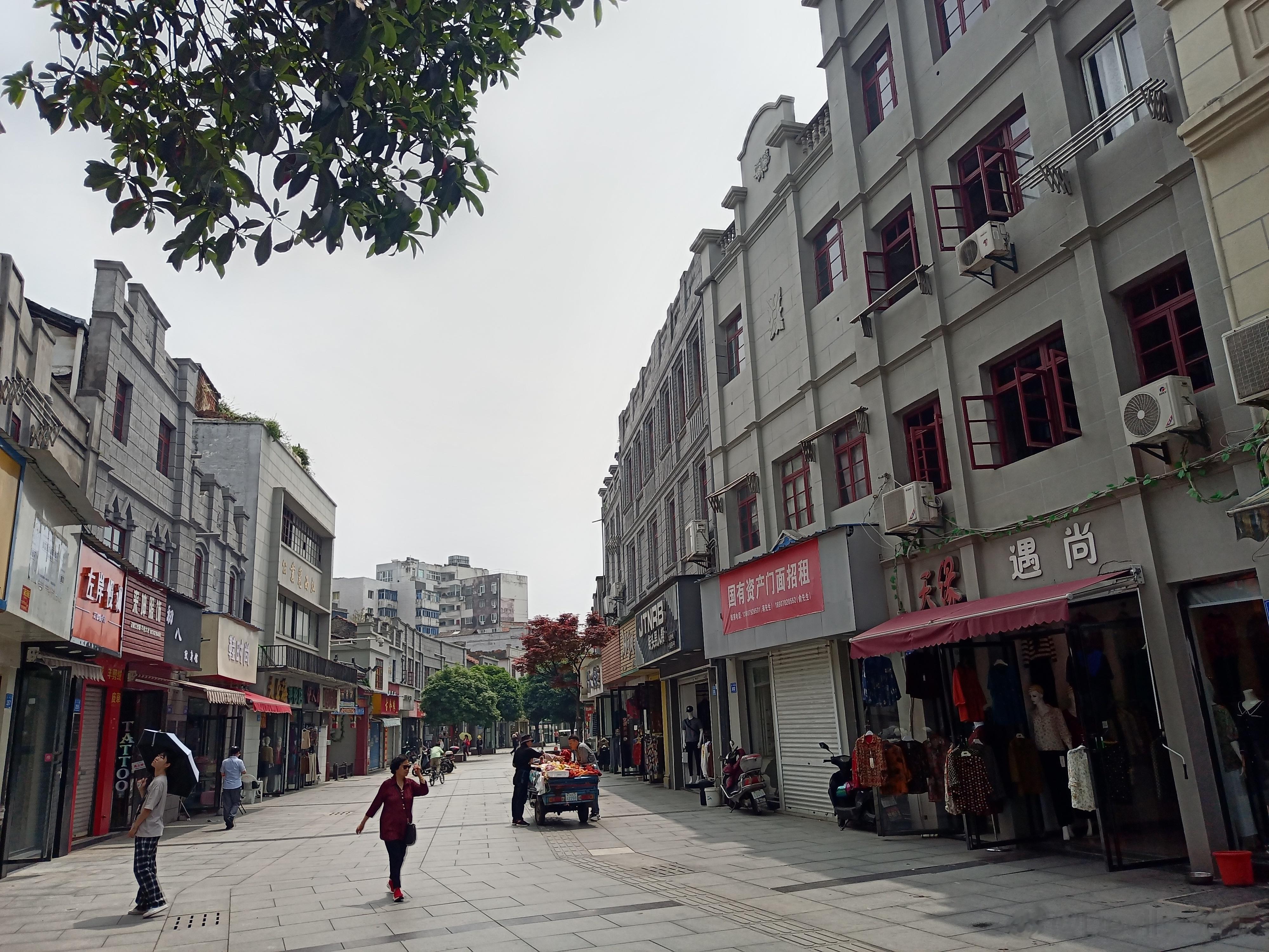九江大中路历史街区，也是九江仅存历史风貌的街面了。实际上是九江西城外租界外围的市