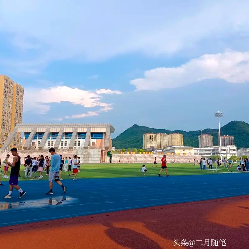 友友说的太好了！
一辈子不长，
能端着碗吃饭，
能躺下就睡着，
心里不装隔夜的愁