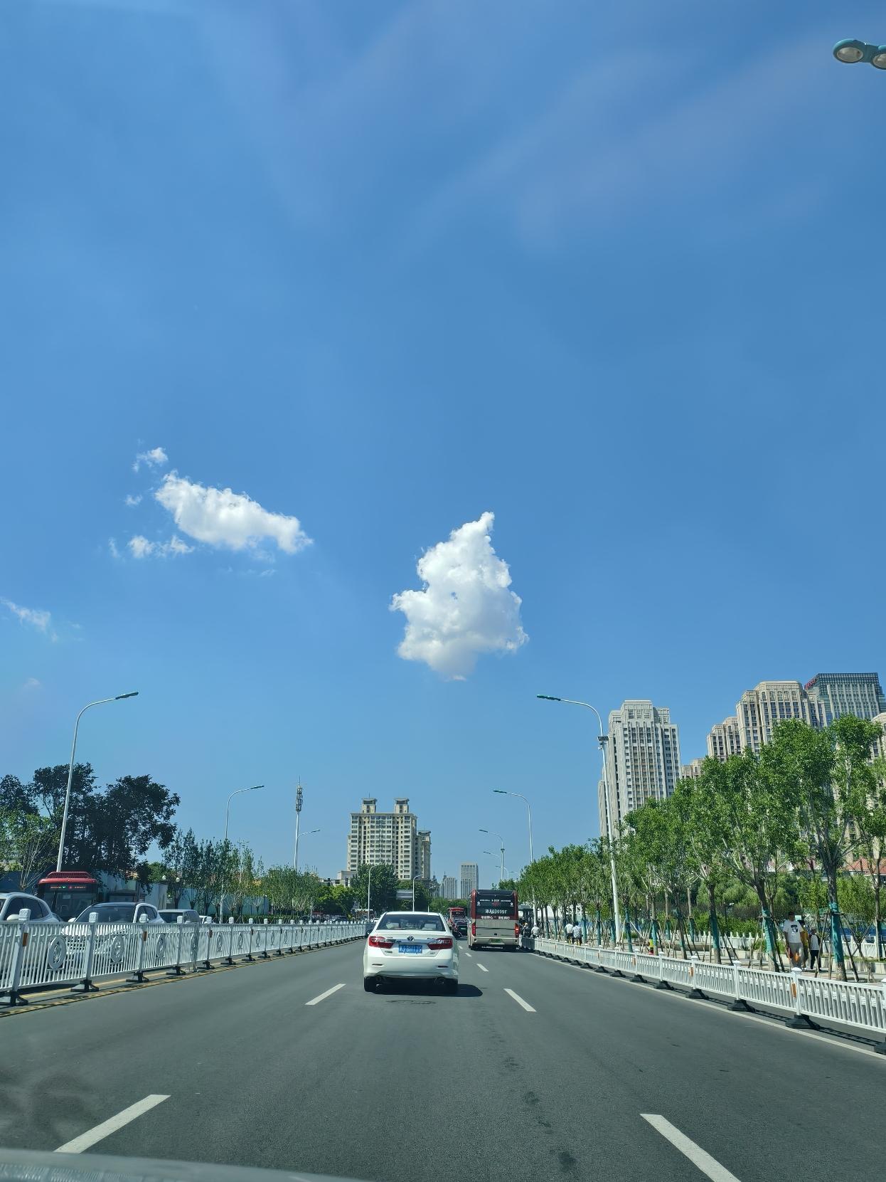 今天5月30日星期六，公休日，五月份倒数第二天！
天津天气：晴，西南风3-4级，