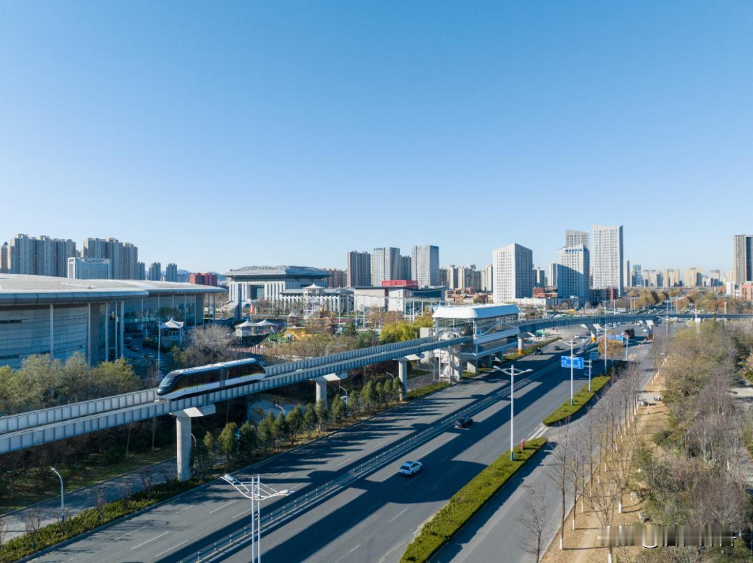 12月6日，济南云巴正式开通运营，线路设32座车站，环绕高新东区形成闭合环线。