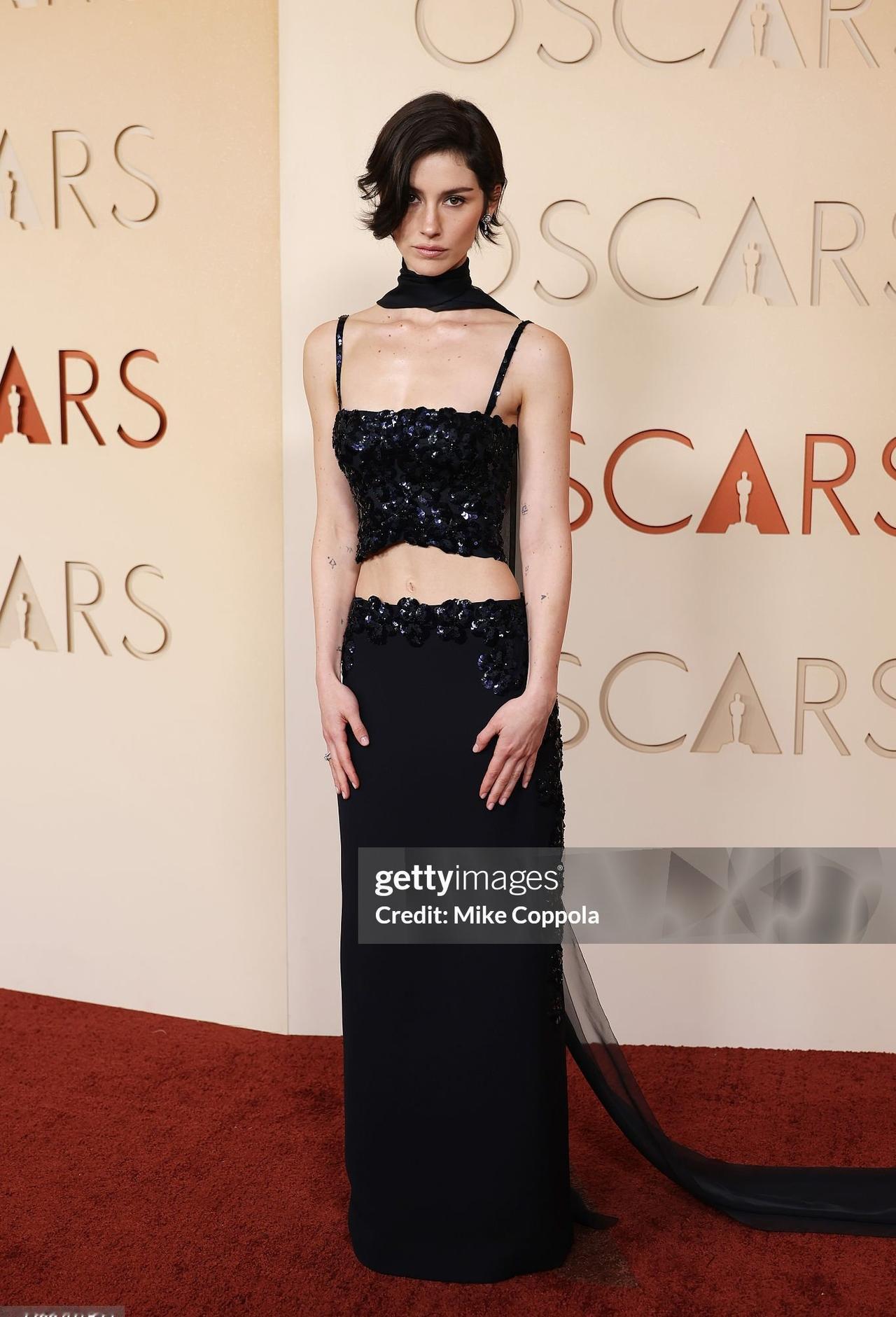 以两套 CHANEL 造型亮相今日奥斯卡的 Gracie Abrams

“瓜西