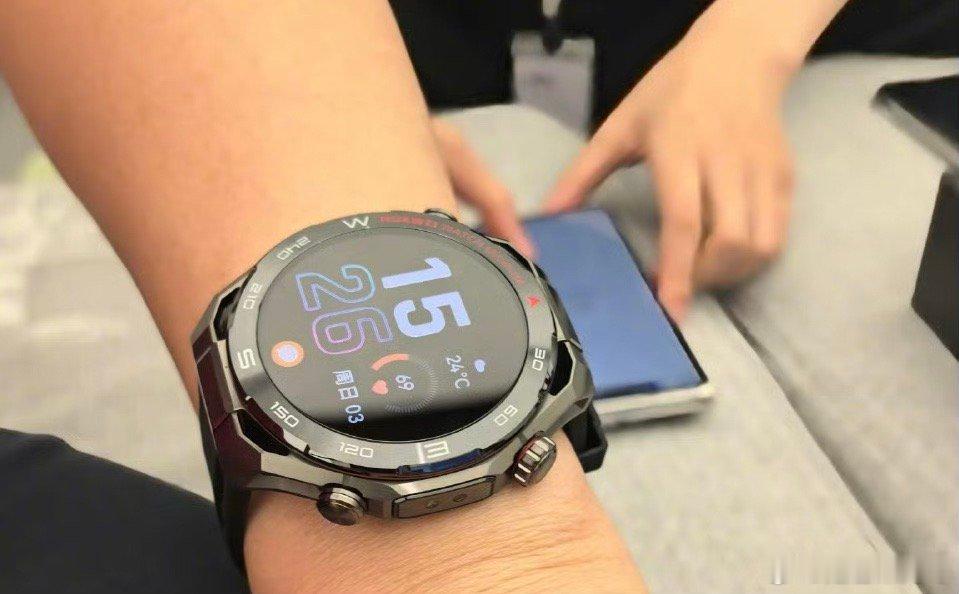 华为watch ultimate 2苍穹黑配色，非常百搭低调又大气 