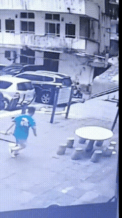 石桌对不当行为的报应及时不爽，小孩子应该长记性了。