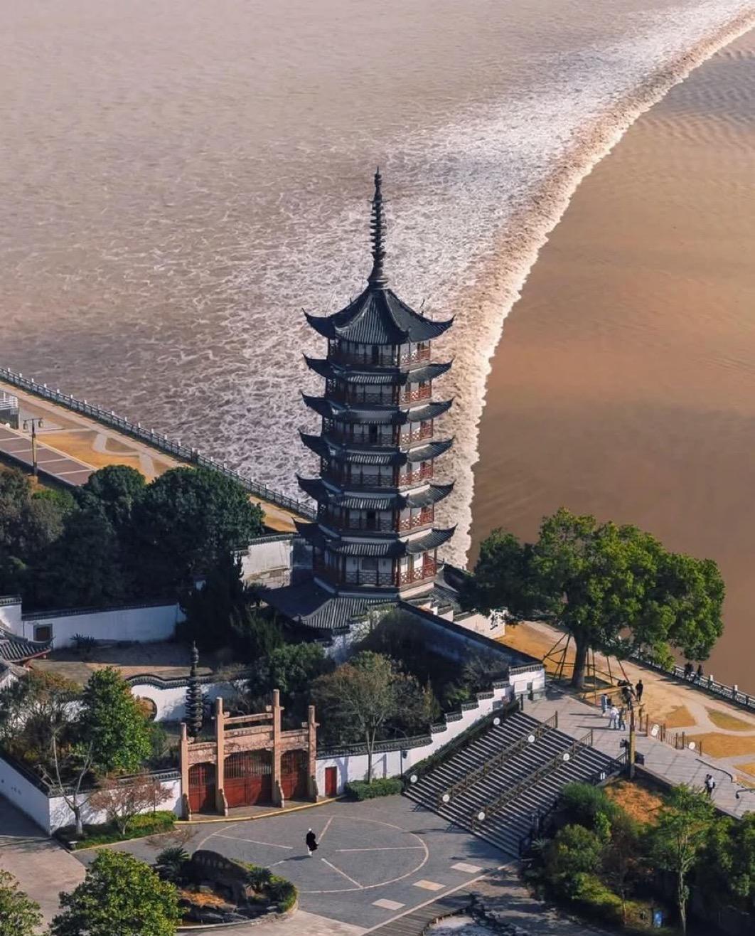 海阔天空浪若雷，钱塘潮涌自久来
海阔天空浪若雷，钱塘潮涌自久来 ～～