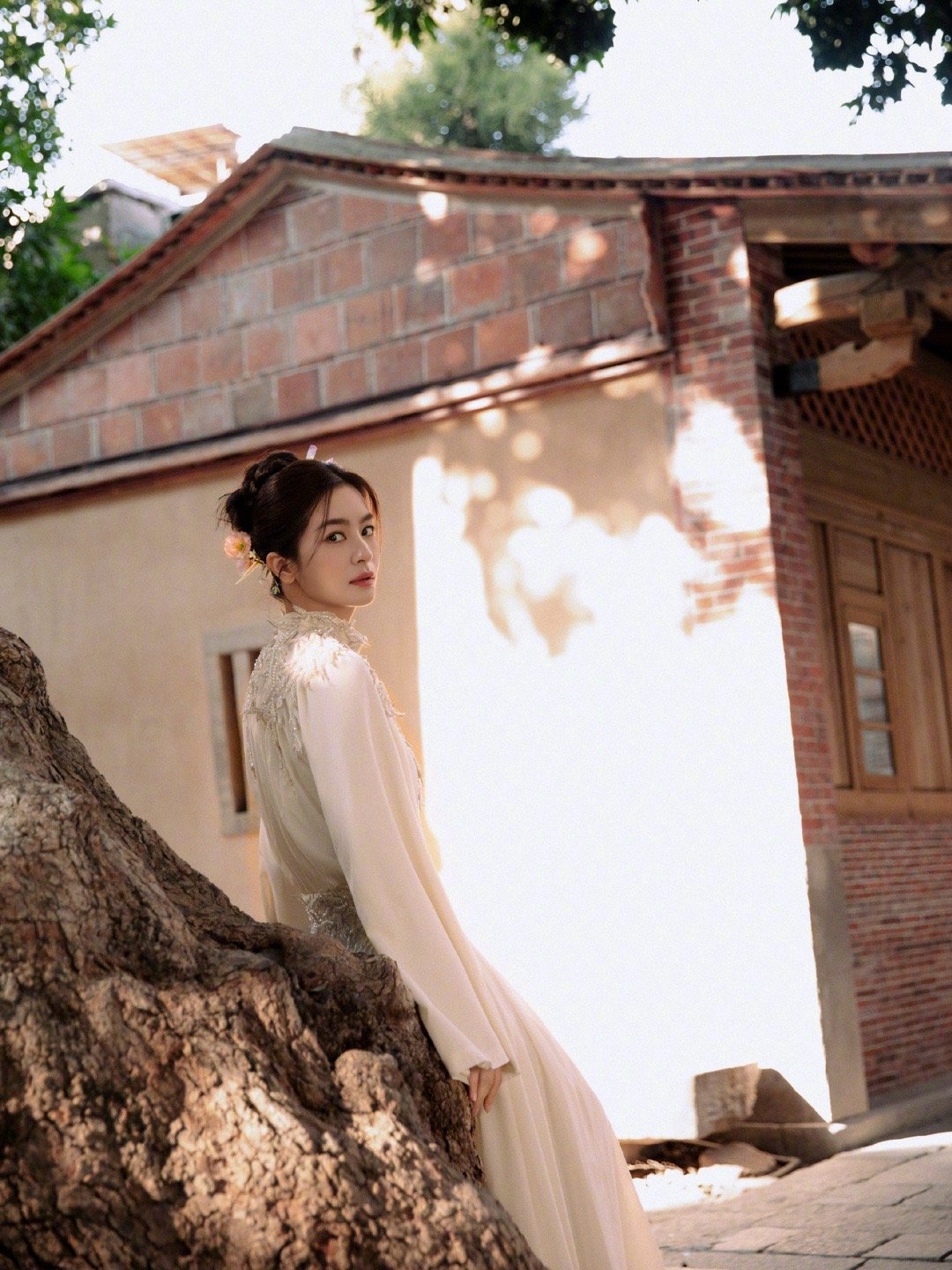 李晟簪的小小花 在泉州小巷的阳光下，李晟一身丝绸白衣，头戴小小簪花，清新得像从画