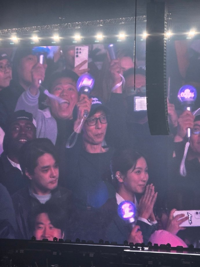 aespa演唱会好多人啊 出席aespa演唱会的艺人：刘在石、权志龙、黄仁俊、朴