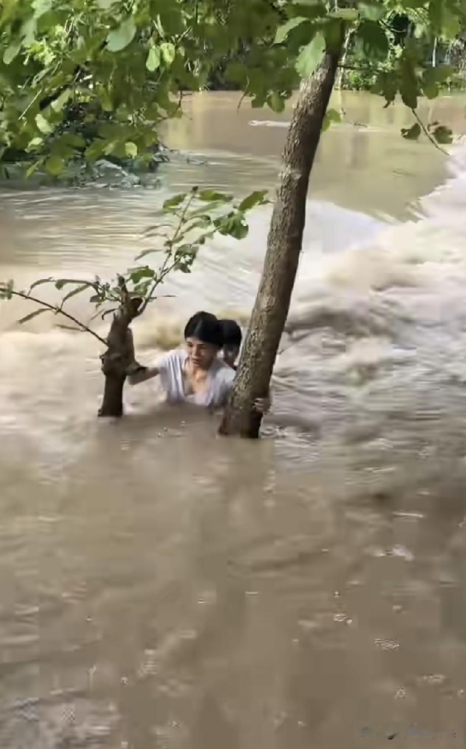这位小哥好样的，非常的勇敢，一名女子因为掉入涨水的河中遇到危险，这位小伙子看到后