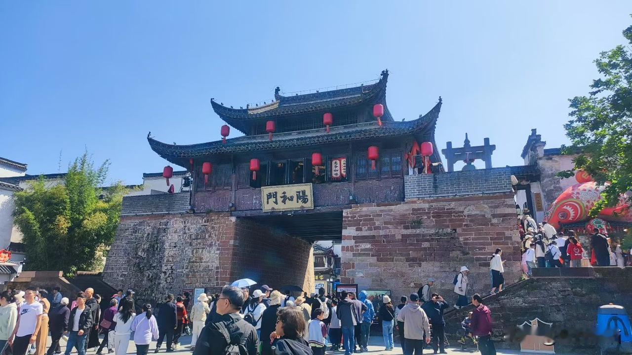 徽游掠影(八)一一游徽州古城。
作为全国四大古城之一的徽州(其余三个古城是四川阆