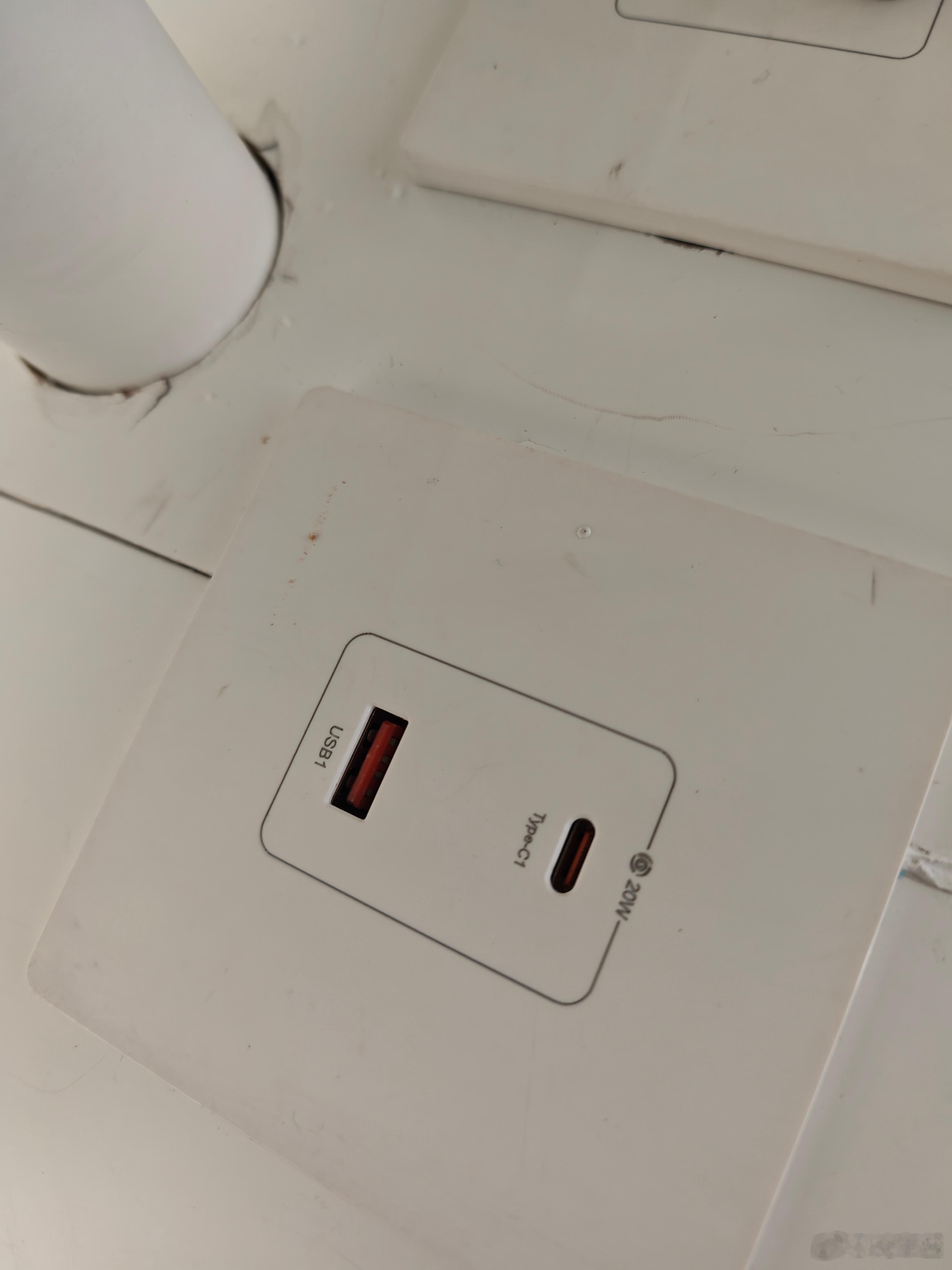 逛了这么多展台极氪的展台休息区做的确实不错有无线充还有1C1A的插口手机没电了都