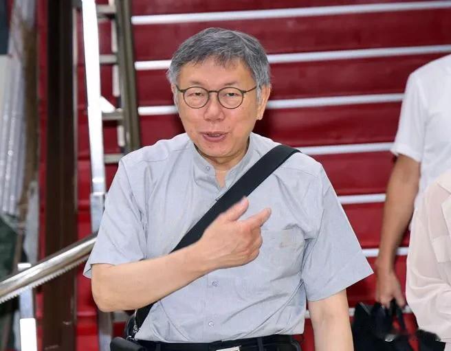 柯文哲新人设？钟小平揭“6点喝到10点”：拔国民党的桩

柯文哲身陷政治献金申报