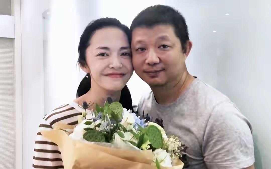 3月23日，人民网观点发布《三评“所谓官宣”之一：自爆私事，何来“无意”！》，直