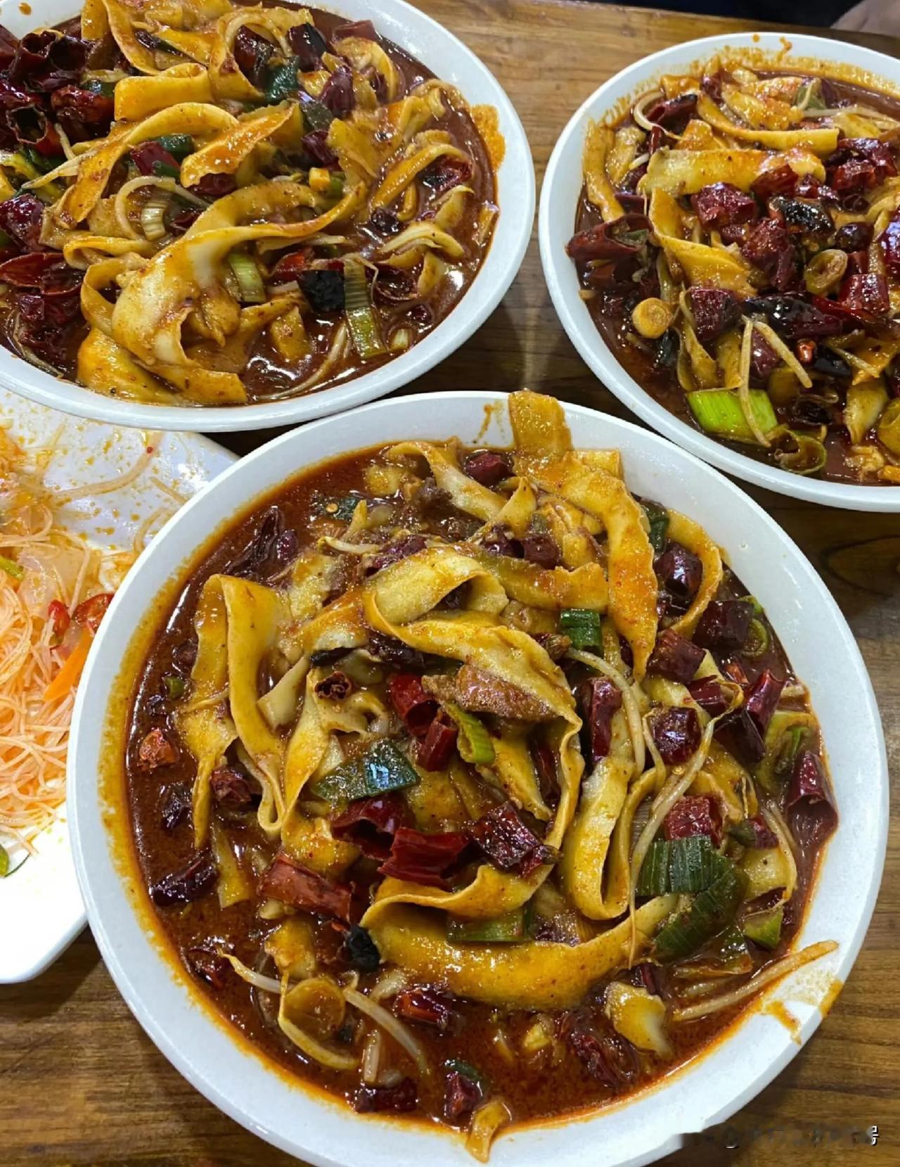 陕西面那是真的香！就说臊子面，以关中地区为主，逢年过节、红白喜事，甚至招待贵宾都